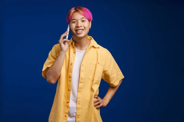 Asijské Chlapec Růžovými Vlasy Úsměvem Při Rozhovoru Mobilním Telefonu Izolované — Stock fotografie