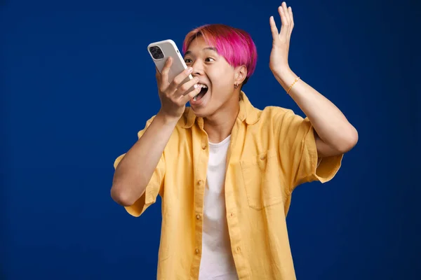Asiatisk Upphetsad Pojke Med Rosa Hår Talar Mobiltelefon Isolerad Över — Stockfoto