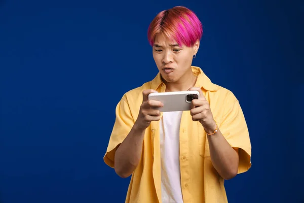 Asijské Chlapec Růžovými Vlasy Hrát Online Hru Mobilním Telefonu Izolované — Stock fotografie