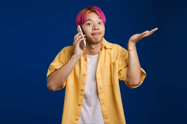 Cep Telefonuyla Konuşan Asyalı Çocuk Mavi Arka Planda Izole Edilmiş — Stok fotoğraf