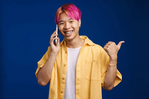 Asiatischer Junge Zeigt Mit Dem Finger Zur Seite Während Auf — Stockfoto
