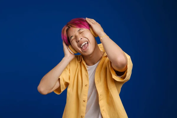 Asiatischer Junge Mit Rosa Haaren Hört Musik Und Singt Isoliert — Stockfoto