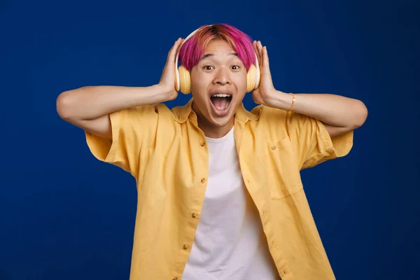 Asijské Chlapec Růžové Vlasy Poslech Hudby Zpěvu Izolované Přes Modré — Stock fotografie