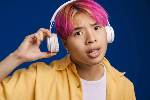 Asijské Chlapec Růžové Vlasy Poslech Hudby Sluchátky Izolované Přes Modré — Stock fotografie
