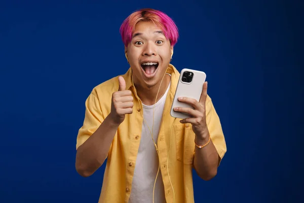 Asiatischer Junge Mit Rosafarbenen Haaren Hört Musik Und Zeigt Vereinzelt — Stockfoto