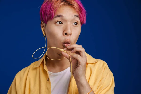 Asiatischer Junge Mit Rosa Haaren Grimmig Während Musik Mit Kopfhörern — Stockfoto