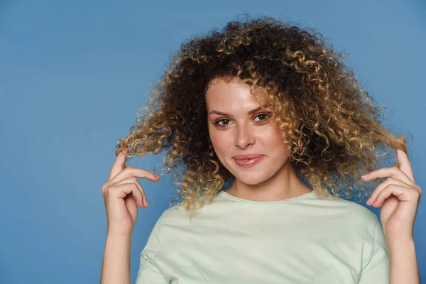 Jovem Loira Shirt Sorrindo Enquanto Brincava Com Seu Cabelo Isolado — Fotografia de Stock