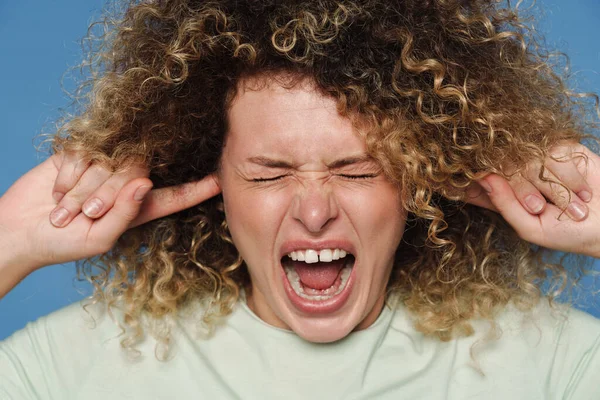 Blonde Frau Shirt Schreit Während Sie Ihre Ohren Isoliert Vor — Stockfoto