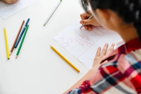 Menina Morena Asiática Desenho Durante Aula Escola Arte Dentro Casa — Fotografia de Stock