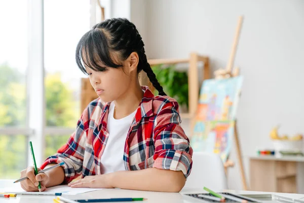 Menina Asiática Desenho Durante Aula Escola Arte Dentro Casa — Fotografia de Stock