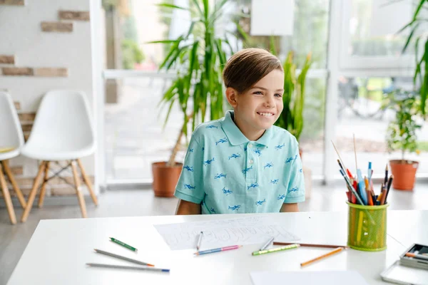 Branco Loira Menino Sorrindo Durante Aula Arte Escola Dentro Casa — Fotografia de Stock