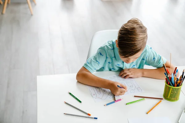 Weiße Blonde Jungen Zeichnen Während Des Unterrichts Der Kunstschule Drinnen — Stockfoto