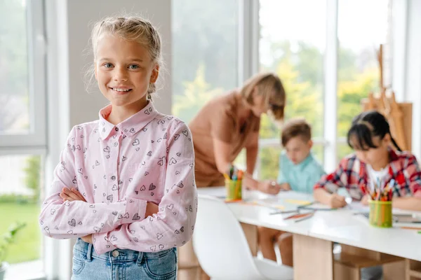 Menina Loira Branca Sorrindo Durante Aula Escola Arte Dentro Casa — Fotografia de Stock