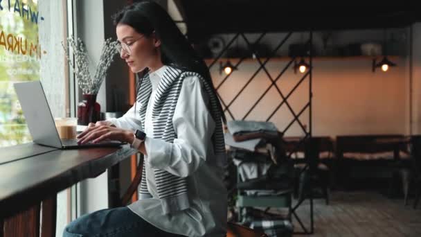 Junge Brünette Frau Mit Brille Arbeitet Café Laptop — Stockvideo