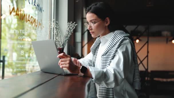 Koncentrerad Ung Brunett Kvinna Glasögon Som Arbetar Laptop Café — Stockvideo