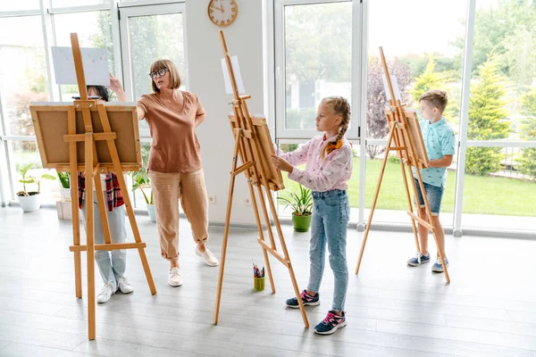 Profesora Blanca Hablando Con Estudiante Durante Clase Escuela Arte Interior — Foto de Stock