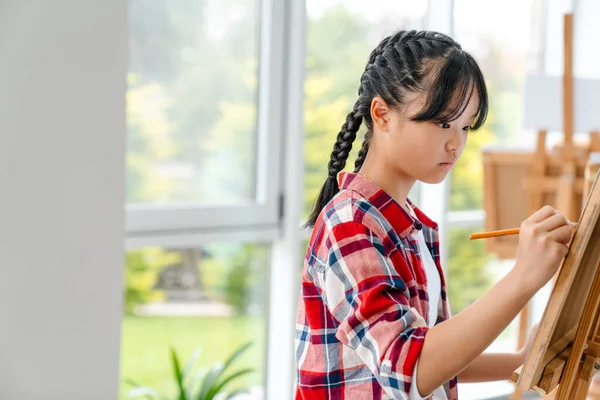 Азійська Дівчинка Малює Під Час Уроків Художній Школі — стокове фото