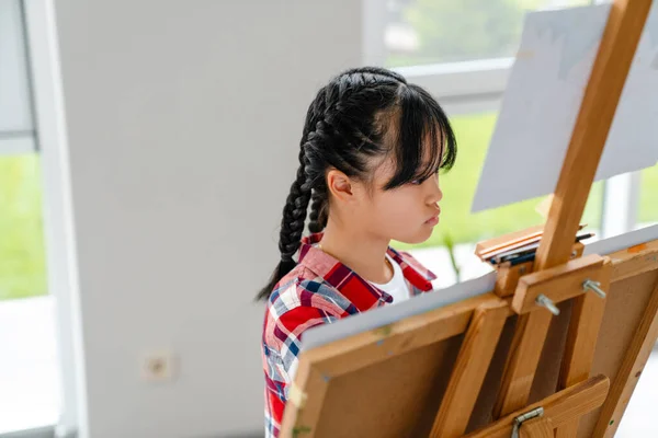 Asiatisk Flicka Teckning Lektionen Konst Skolan Inomhus — Stockfoto