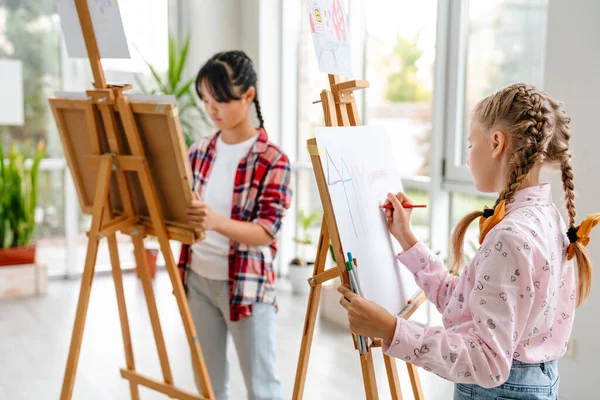 Multiracial Flickor Rita Lektionen Konst Skolan Inomhus — Stockfoto