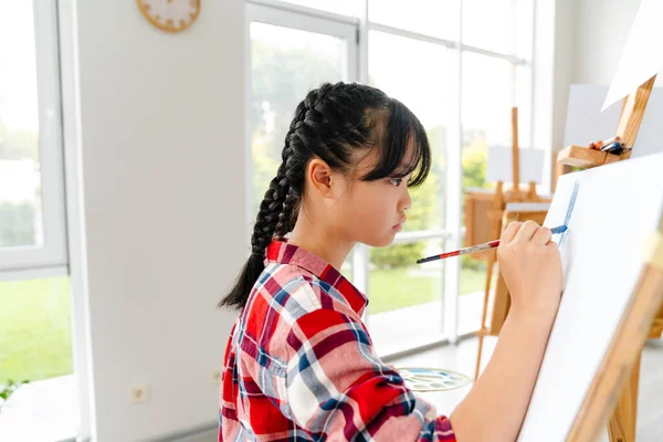 Menina Asiática Desenho Durante Aula Escola Arte Dentro Casa — Fotografia de Stock