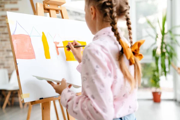 Weiße Blonde Mädchen Zeichnen Während Des Unterrichts Der Kunstschule Drinnen — Stockfoto