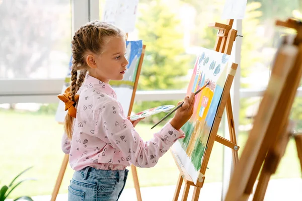 Weiße Blonde Mädchen Zeichnen Während Des Unterrichts Der Kunstschule Drinnen — Stockfoto