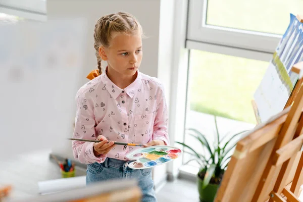 Menina Loira Branca Desenho Durante Aula Escola Arte Dentro Casa — Fotografia de Stock