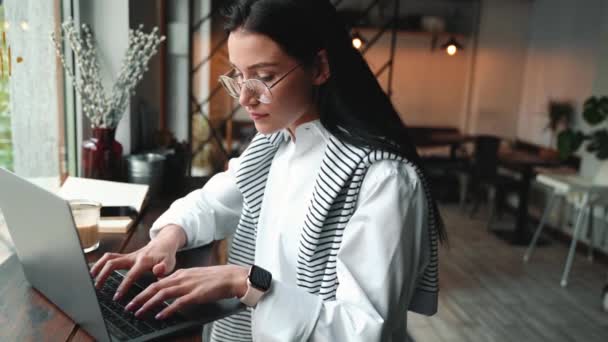 Seriös Ung Brunett Kvinna Glasögon Som Arbetar Laptop Café — Stockvideo