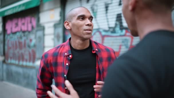 Homem Africano Careca Sério Conversando Com Seu Irmão Rua Livre — Vídeo de Stock