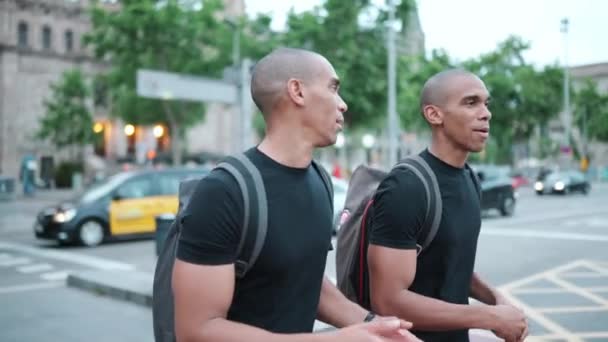 Dwóch Łysych Afrykańskich Braci Rozmawiających Spacerujących Ulicy Świeżym Powietrzu — Wideo stockowe
