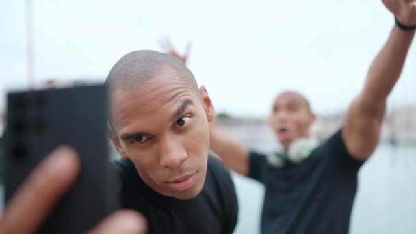 Divertidos Hermanos Africanos Calvos Haciendo Foto Selfie Teléfono Bromeando Aire — Vídeos de Stock