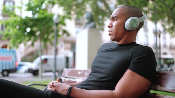 Konzentrierter Afrikanischer Mann Mit Glatze Hört Musik Über Kopfhörer Während — Stockvideo