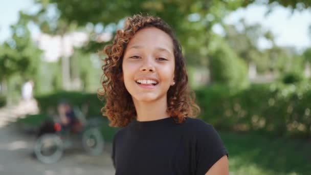 Sonriente Joven Hispana Mirando Cámara Parque Verano — Vídeo de stock