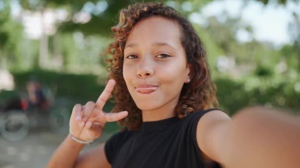 Gadis Muda Hispanik Positif Merekam Video Kamera Dan Menunjukkan Sikap — Stok Video