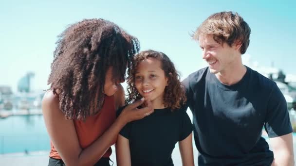 Sorrindo Família Multiétnica Conversando Abraçando Dique Verão — Vídeo de Stock
