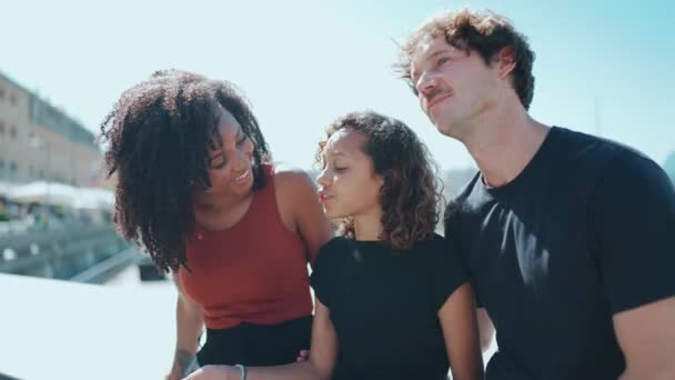 Positive Multiethnische Familiengespräche Auf Dem Damm Sommer — Stockvideo