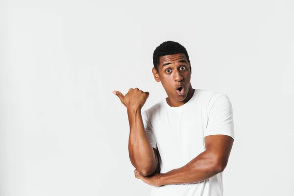 Joven Hombre Negro Expresando Sorpresa Señalando Con Dedo Lado Aislado — Foto de Stock
