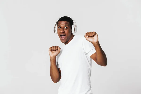 Joven Hombre Negro Bailando Mientras Escucha Música Con Auriculares Aislados — Foto de Stock