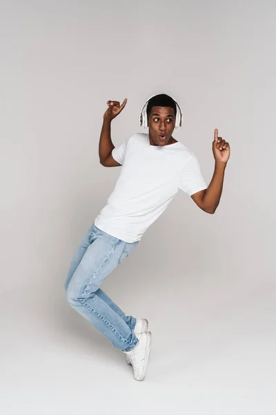 Joven Hombre Negro Bailando Mientras Escucha Música Con Auriculares Aislados — Foto de Stock