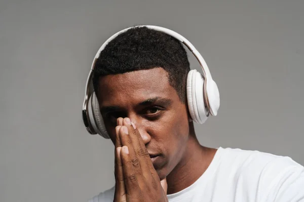 Junger Schwarzer Mann Hört Musik Mit Drahtlosen Kopfhörern Isoliert Über — Stockfoto