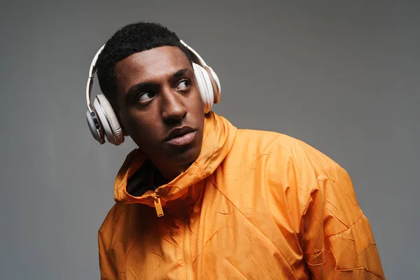Junger Schwarzer Mann Hört Musik Mit Drahtlosen Kopfhörern Isoliert Über — Stockfoto
