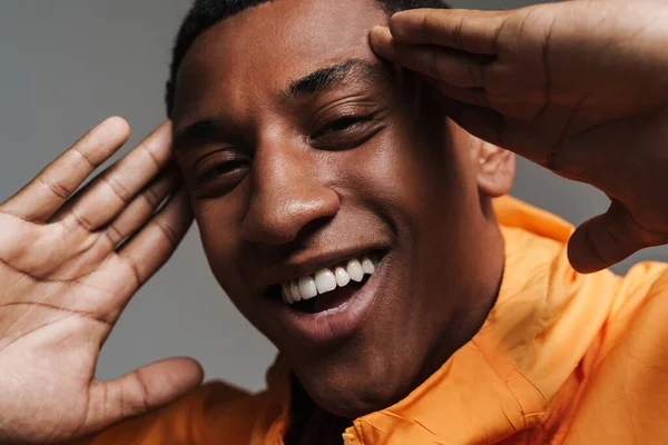 Joven Hombre Negro Riendo Mientras Frota Sus Sienes Aislados Sobre — Foto de Stock
