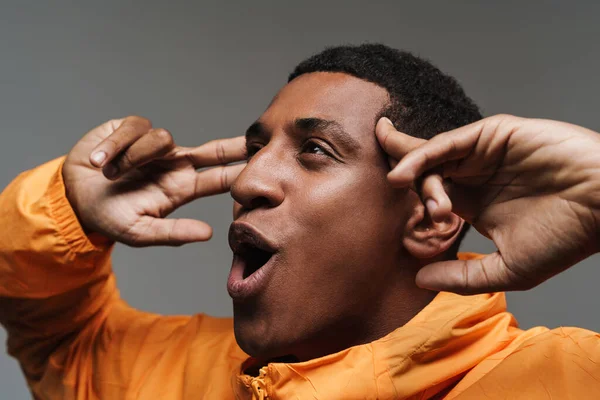 Jovem Negro Gritando Enquanto Esfregava Suas Têmporas Isoladas Sobre Parede — Fotografia de Stock