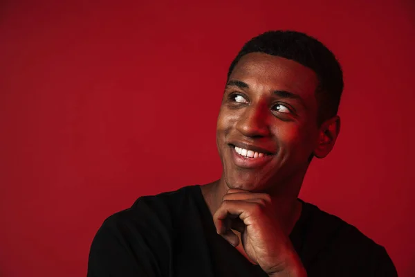 Jonge Zwarte Man Shirt Glimlachen Terwijl Het Houden Van Zijn — Stockfoto