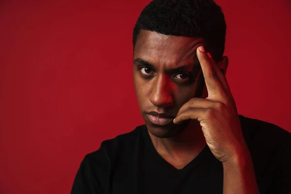 Junger Schwarzer Mann Zeigt Mit Dem Finger Auf Seine Schläfe — Stockfoto