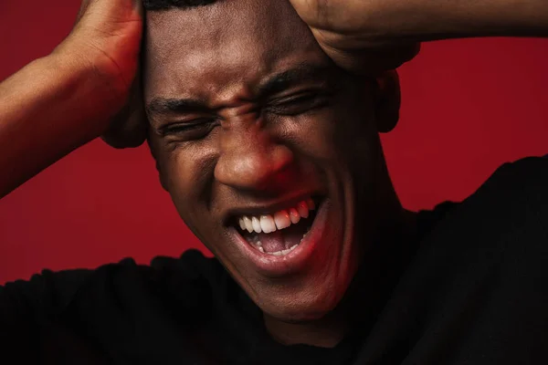 Jonge Zwarte Man Met Hoofdpijn Houden Zijn Hoofd Terwijl Schreeuwen — Stockfoto