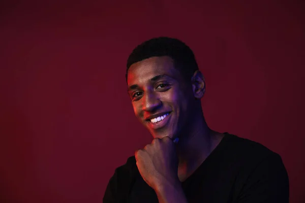 Junger Schwarzer Mann Shirt Lächelt Und Blickt Isoliert Die Kamera — Stockfoto