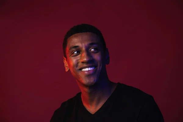 Junger Schwarzer Mann Shirt Lächelt Und Blickt Vereinzelt Zur Seite — Stockfoto