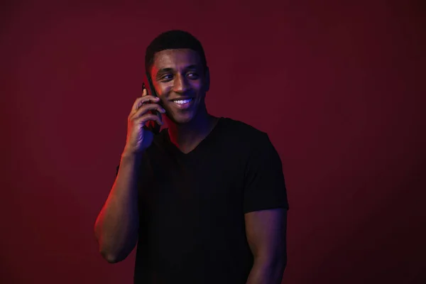 Junger Schwarzer Mann Shirt Lächelt Während Auf Dem Handy Isoliert — Stockfoto