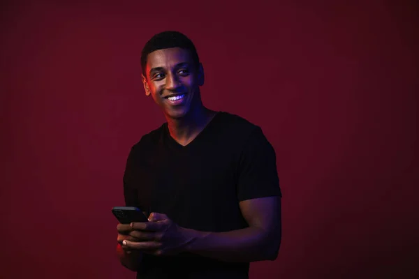 Jonge Zwarte Man Shirt Glimlachen Tijdens Het Gebruik Van Mobiele — Stockfoto